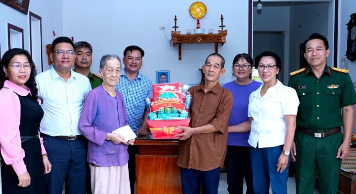 Phường Đông Hải thăm, tặng quà các gia đình chính sách, người có công với cách mạng