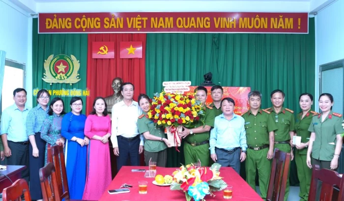 Phường Đông Hải thăm, chúc mừng Công an phường nhân kỷ niệm 80 năm Ngày truyền thống lực lượng An ninh nhân dân