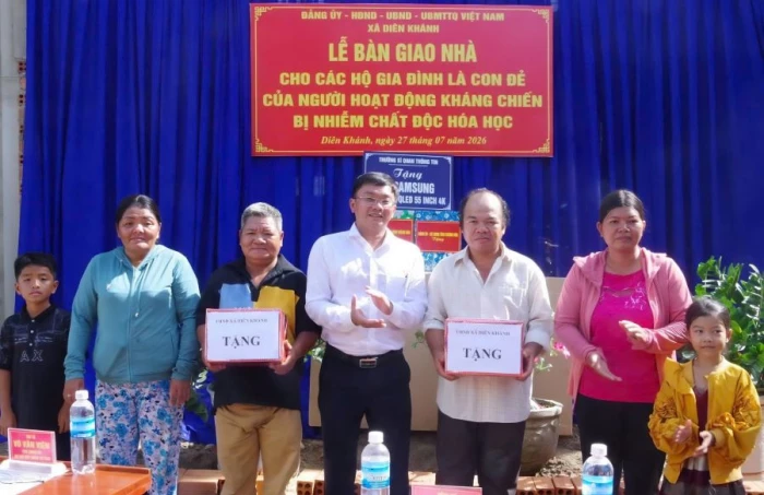 Xã Diên Khánh bàn giao nhà cho 2 gia đình chính sách