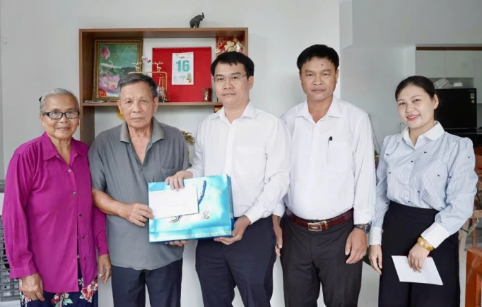 Đảng ủy xã Vạn Thắng thăm, tặng quà các gia đình chính sách
