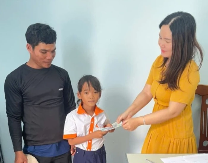 Xã Công Hải trao 20 suất học bổng cho học sinh có hoàn cảnh khó khăn