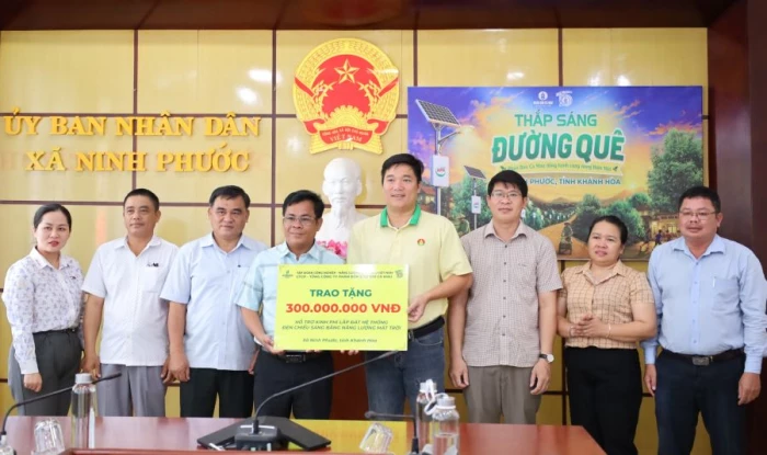 Khánh thành công trình "Tuyến đèn đường chiếu sáng công cộng bằng năng lượng mặt trời" tại xã Ninh Phước