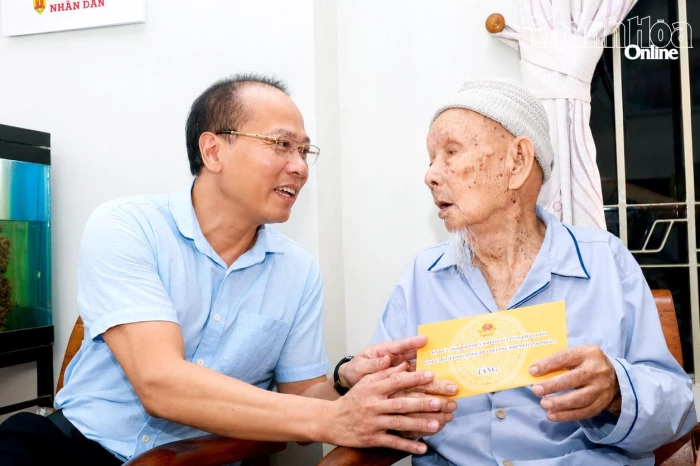 Chủ tịch Ủy ban MTTQ Việt Nam tỉnh Nguyễn Khắc Hà thăm, tặng quà tri ân các gia đình có công với cách mạng