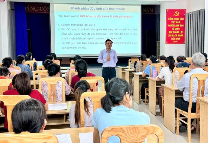 Phường Cam Ranh tập huấn phòng, chống tác hại của thuốc lá cho 50 cán bộ y tế cơ sở