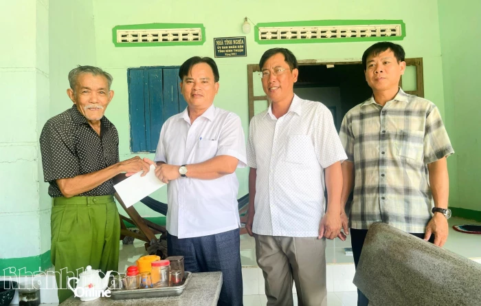 Đảng ủy xã Phước Hữu thăm, tặng quà các gia đình chính sách, người có công