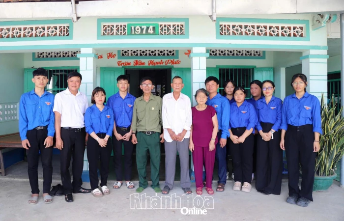 Tuổi trẻ xã Phước Hữu phục hồi ảnh anh hùng, liệt sĩ trao tặng thân nhân