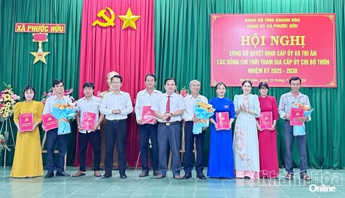 Đảng ủy xã Phước Hữu công bố quyết định cấp ủy 14 chi bộ thôn