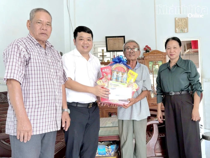 Xã Phước Hậu thăm, tặng quà các gia đình chính sách