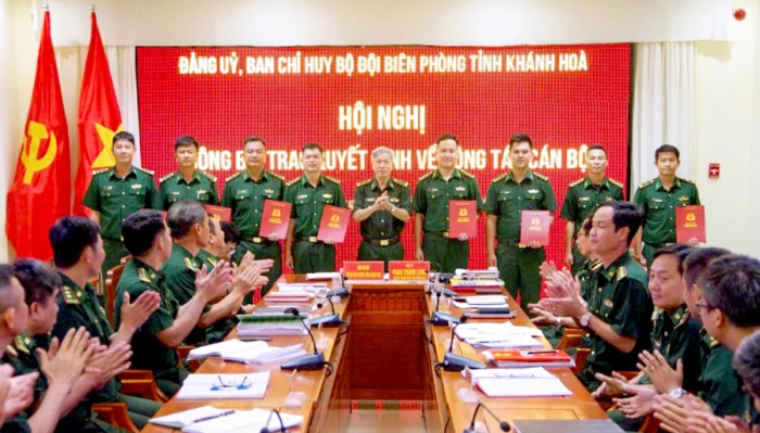 Bộ đội Biên phòng tỉnh Khánh Hòa công bố và trao các quyết định về công tác cán bộ