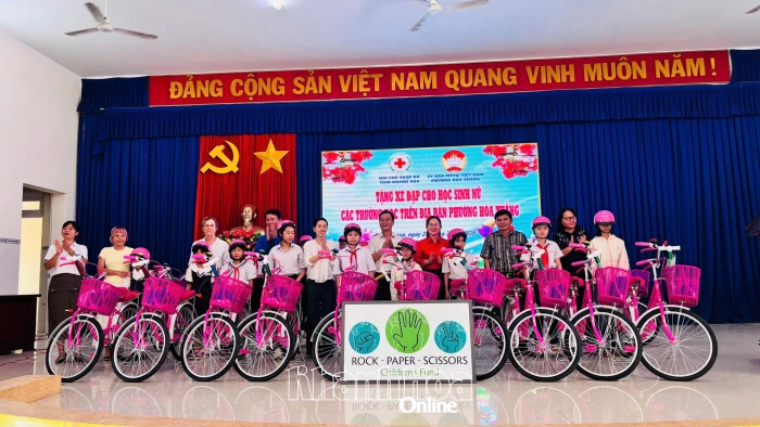 Tặng 20 xe đạp cho học sinh có hoàn cảnh khó khăn tại phường Hòa Thắng