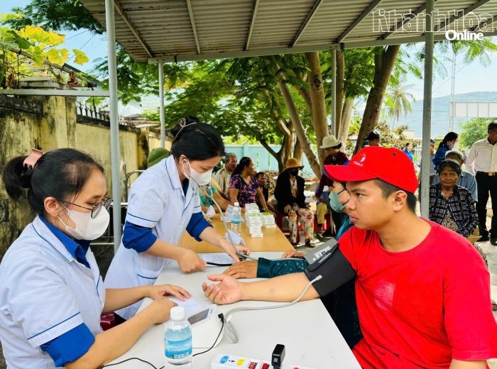 Khám sức khỏe miễn phí cho gia đình chính sách phường Đông Ninh Hòa