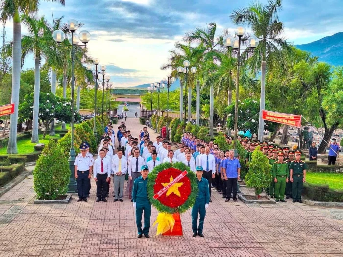 Các địa phương khu vực Ninh Hòa dâng hoa, dâng hương tại Nghĩa trang liệt sĩ Ninh Hòa - Vạn Ninh