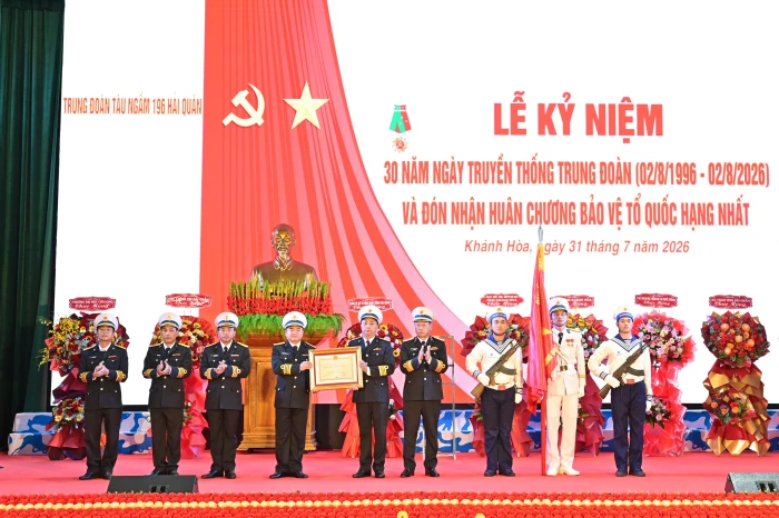 Trung đoàn Tàu ngầm 196 Hải quân kỷ niệm 30 năm Ngày truyền thống và đón nhận Huân chương Bảo vệ Tổ quốc hạng Nhất