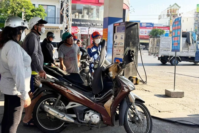 Giá xăng giảm, giá dầu diesel tăng