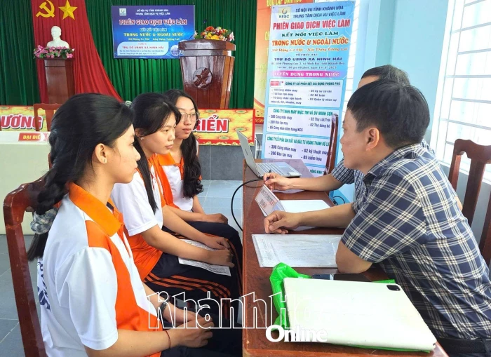 Hơn 100 lao động tham gia phiên giao dịch việc làm tại xã Ninh Hải