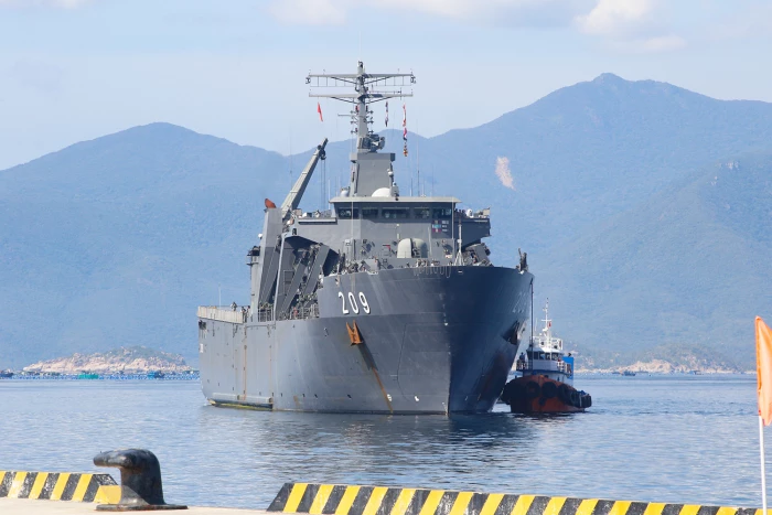 Tàu Hải quân Singapore thăm Khánh Hòa