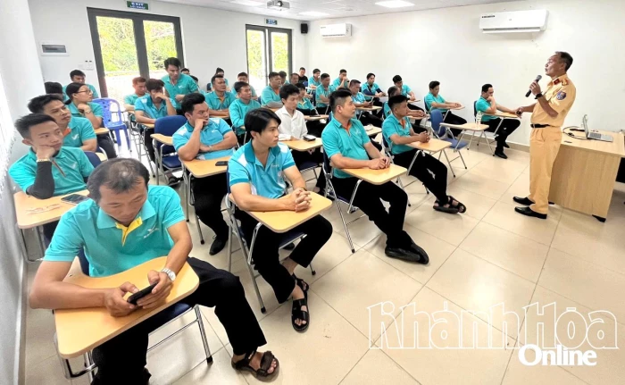 Tuyên truyền pháp luật về trật tự an toàn giao thông cho lái xe taxi Xanh SM