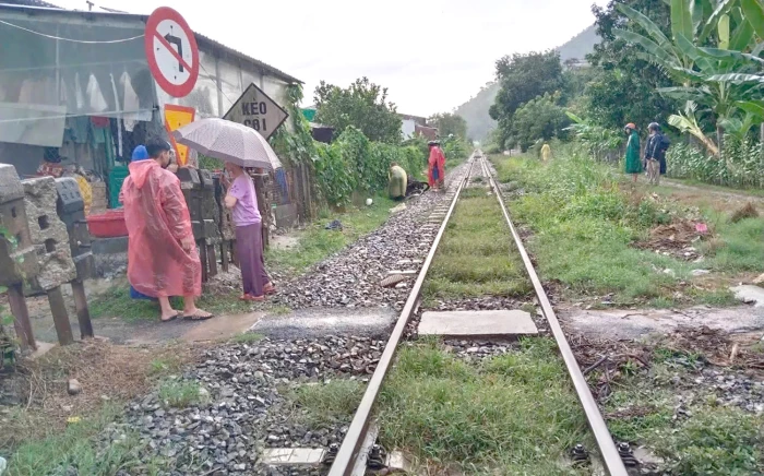 Sớm xử lý dứt điểm lối đi tự mở qua đường sắt