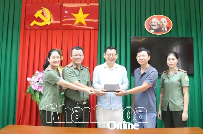 Trao lại tài sản bị đánh rơi cho một du khách Hàn Quốc