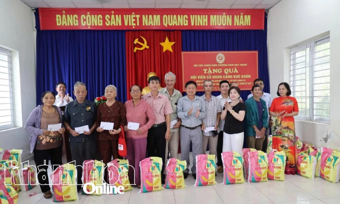 Hội Cựu chiến binh phường Nam Nha Trang tặng 60 suất quà cho hội viên có hoàn cảnh khó khăn