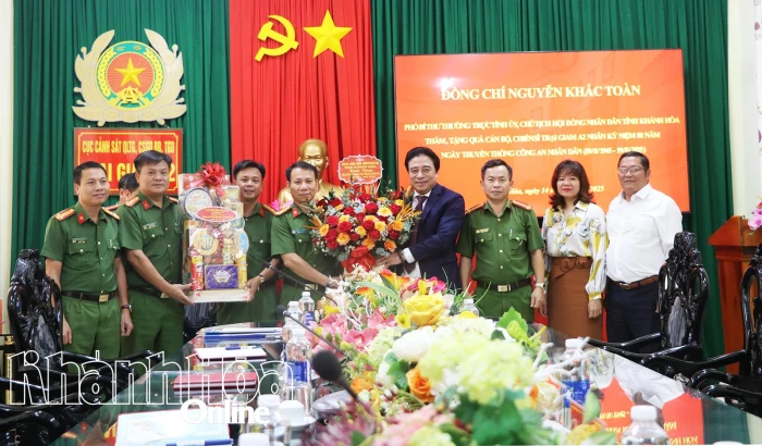 Phó Bí thư Thường trực Tỉnh ủy Nguyễn Khắc Toàn thăm, chúc mừng cán bộ, chiến sĩ Trại giam A2 và Công an xã Diên Lâm