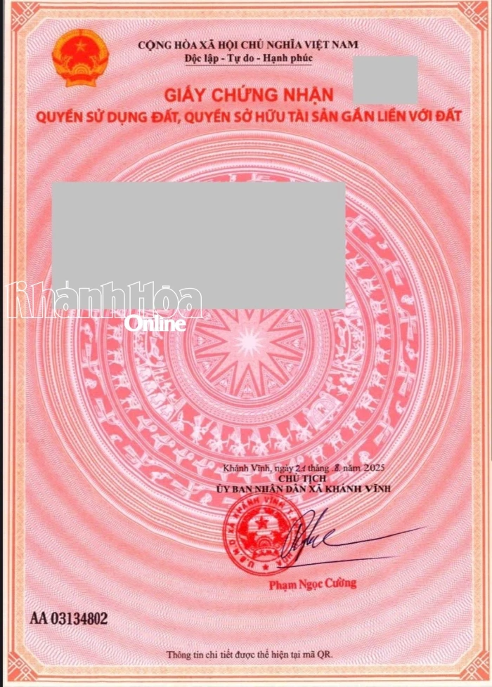 UBND xã Khánh Vĩnh cấp 2 sổ đỏ đầu tiên cho người dân