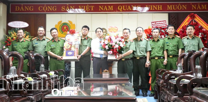 Bí thư Tỉnh ủy Nghiêm Xuân Thành thăm, chúc mừng các đơn vị công an