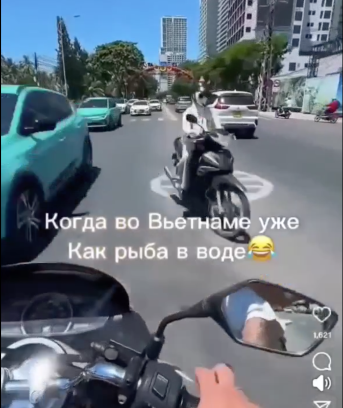 Một người Nga chạy xe máy sai làn đường với tốc độ cao trên đường Trần Phú