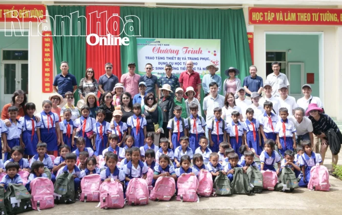 Diễn đàn Caravan Việt Nam trao tặng thiết bị dạy học và quà cho học sinh xã Anh Dũng