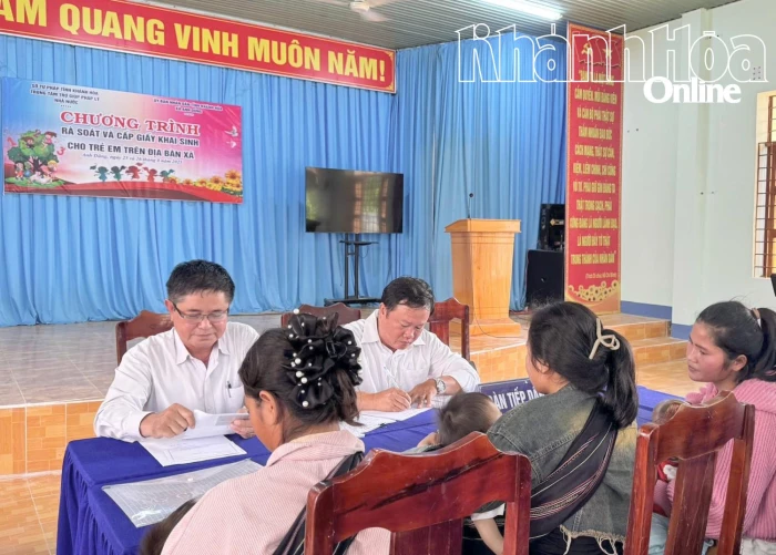 Xã Anh Dũng tổ chức làm giấy khai sinh cho trẻ em chưa đăng ký