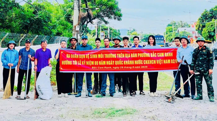 Phường Bắc Cam Ranh: Hơn 300 cán bộ, chiến sĩ, đoàn viên, thanh niên và nhân dân ra quân vệ sinh môi trường