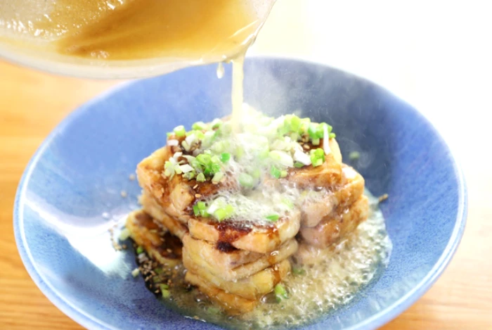 Đậu phụ chiên giòn rưới đầu hành.