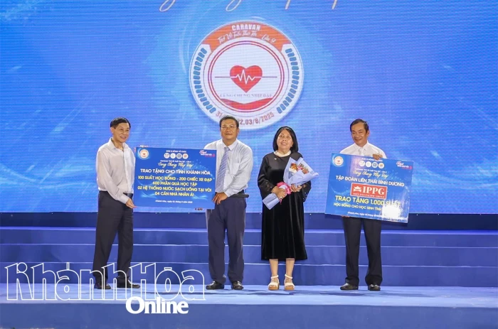 1.050 suất quà, học bổng đến với học sinh có hoàn cảnh khó khăn