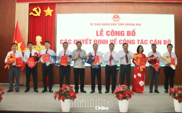 UBND tỉnh Khánh Hòa công bố, trao các quyết định về công tác cán bộ