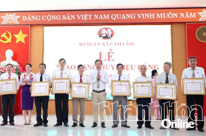Đảng ủy xã Cam Lâm: 14 đảng viên được trao Huy hiệu Đảng