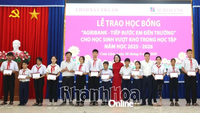 Xã Cam Lâm: Trao 110 suất học bổng cho học sinh có hoàn cảnh khó khăn