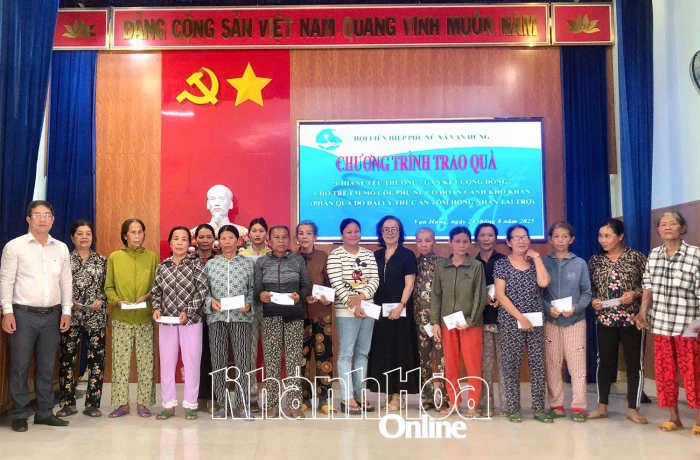 Hội Liên hiệp Phụ nữ xã Vạn Hưng trao 60 suất quà cho phụ nữ, trẻ em