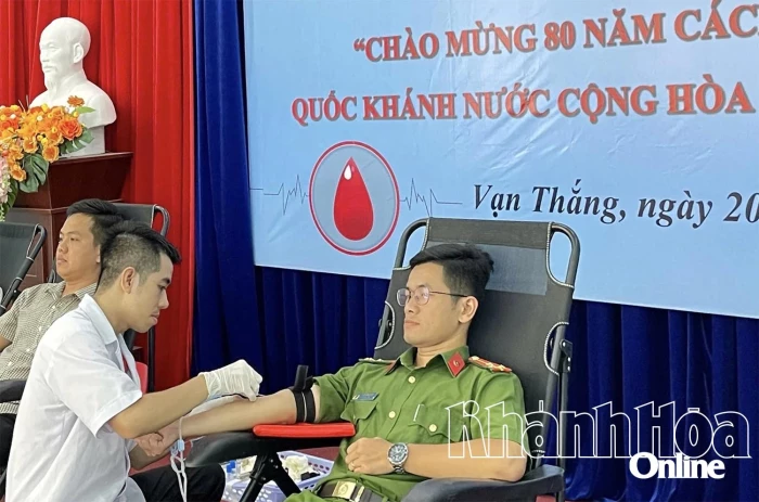 Hơn 300 người tham gia hiến máu tình nguyện