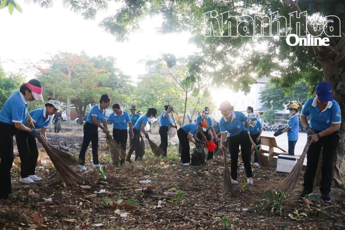 Hội Liên hiệp Phụ nữ phường Nam Nha Trang ra quân tổng vệ sinh môi trường