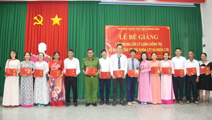 Bế giảng lớp trung cấp lý luận chính trị hệ không tập trung khóa 177 và khóa 178