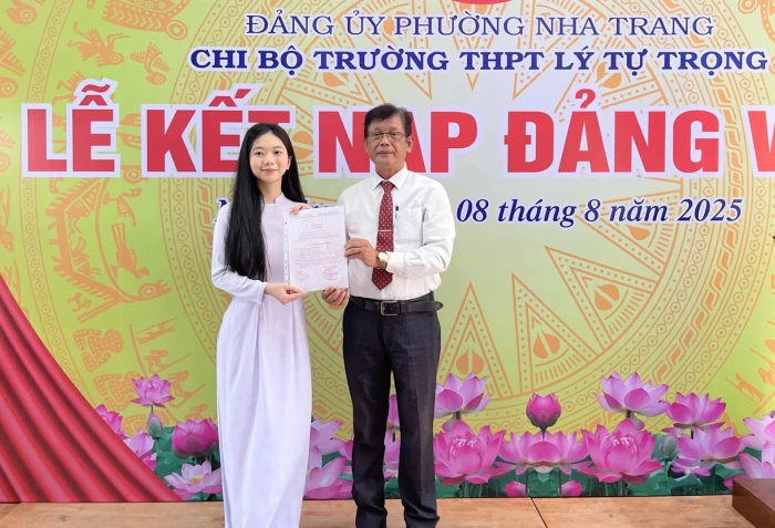 5 học sinh Trường THPT Lý Tự Trọng được kết nạp Đảng