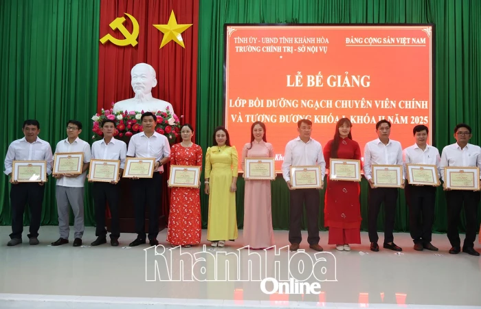 Bế giảng 2 khóa bồi dưỡng ngạch chuyên viên chính và tương đương