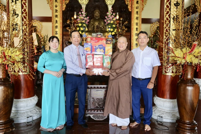 Ủy ban MTTQ Việt Nam tỉnh thăm, tặng quà các chức sắc tôn giáo nhân dịp lễ Vu Lan năm 2025