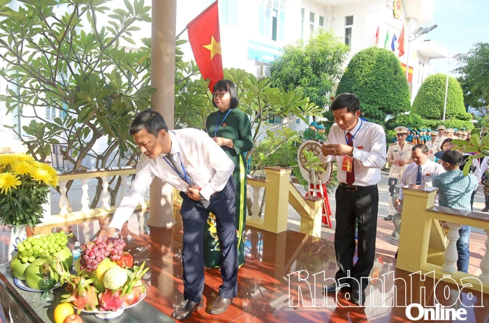 Phường Nam Nha Trang dâng hương, dâng hoa tri ân các anh hùng, liệt sĩ