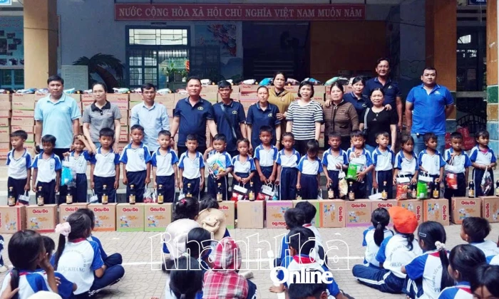 Tặng 200 phần quà cho học sinh Trường Tiểu học và THCS Phước Kháng (xã Thuận Bắc)