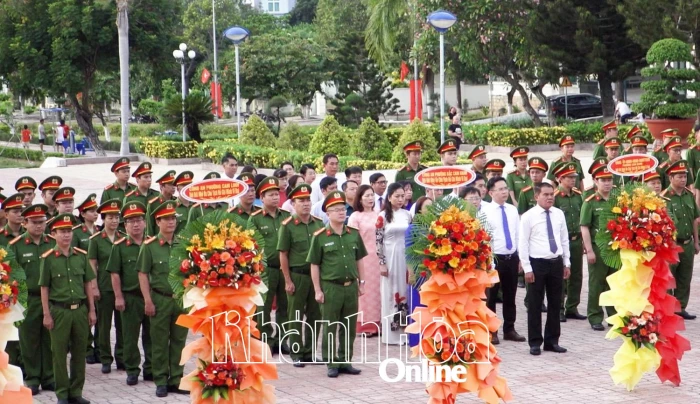 Phường Cam Ranh dâng hương, dâng hoa kỷ niệm 80 năm Ngày truyền thống Công an nhân dân