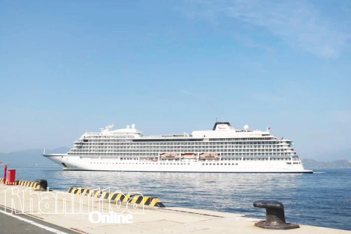 Tàu du lịch biển quốc tế Ms Viking Yidun đến Khánh Hòa