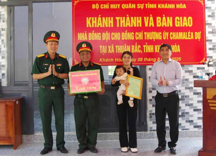 Bộ Chỉ huy Quân sự tỉnh Khánh Hòa bàn giao “Nhà đồng đội” cho quân nhân có hoàn cảnh khó khăn