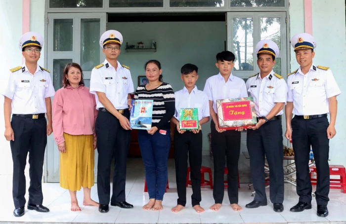 Lữ đoàn 189 thăm, tặng quà con ngư dân nhận đỡ đầu nhân dịp năm học mới