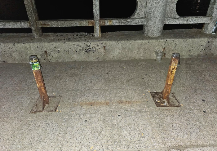 Trụ sắt gây nguy hiểm trên công viên bờ biển